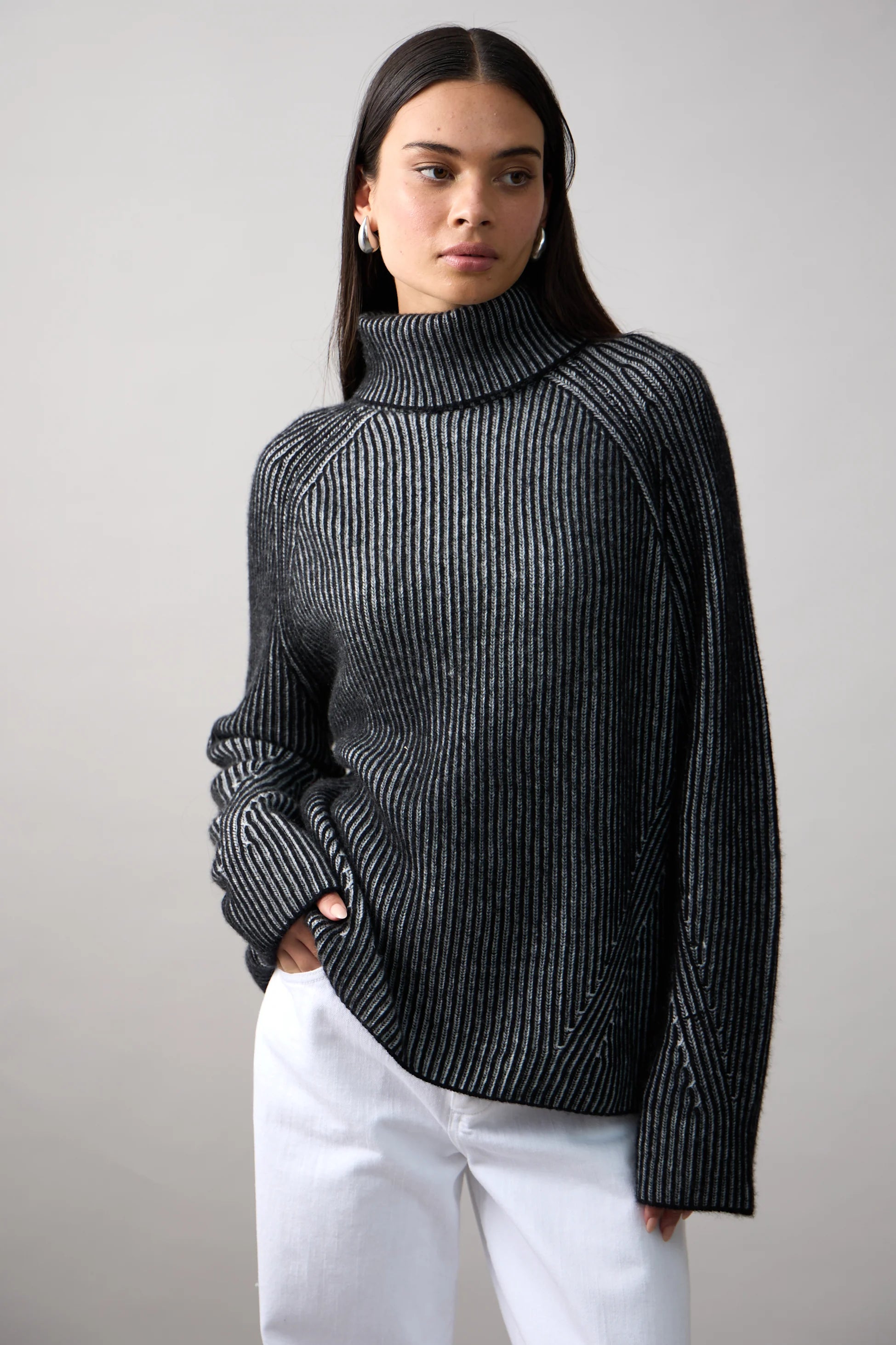 Mia Fratino - Ren Rollneck Jet Black/Foggy