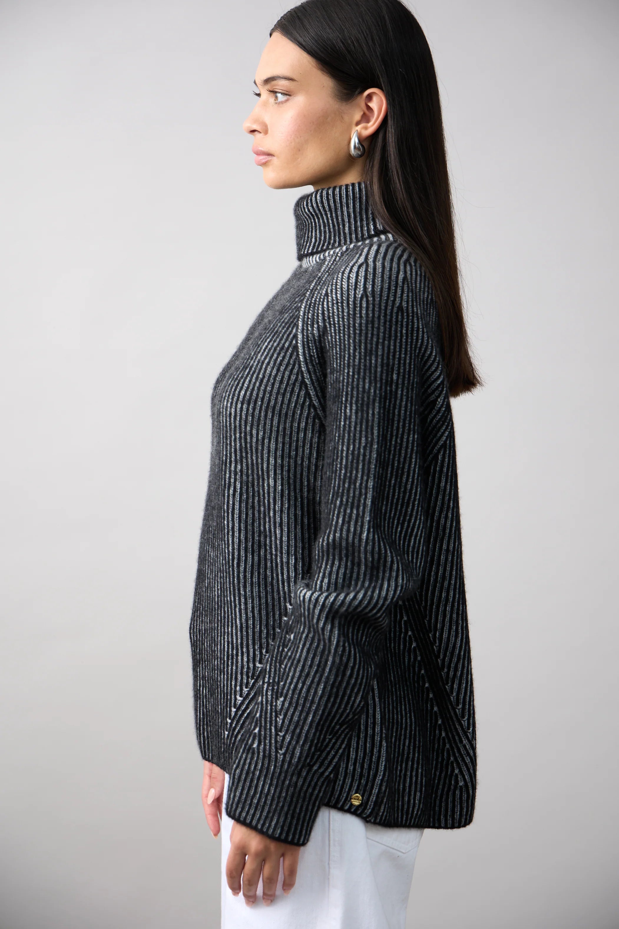 Mia Fratino - Ren Rollneck Jet Black/Foggy