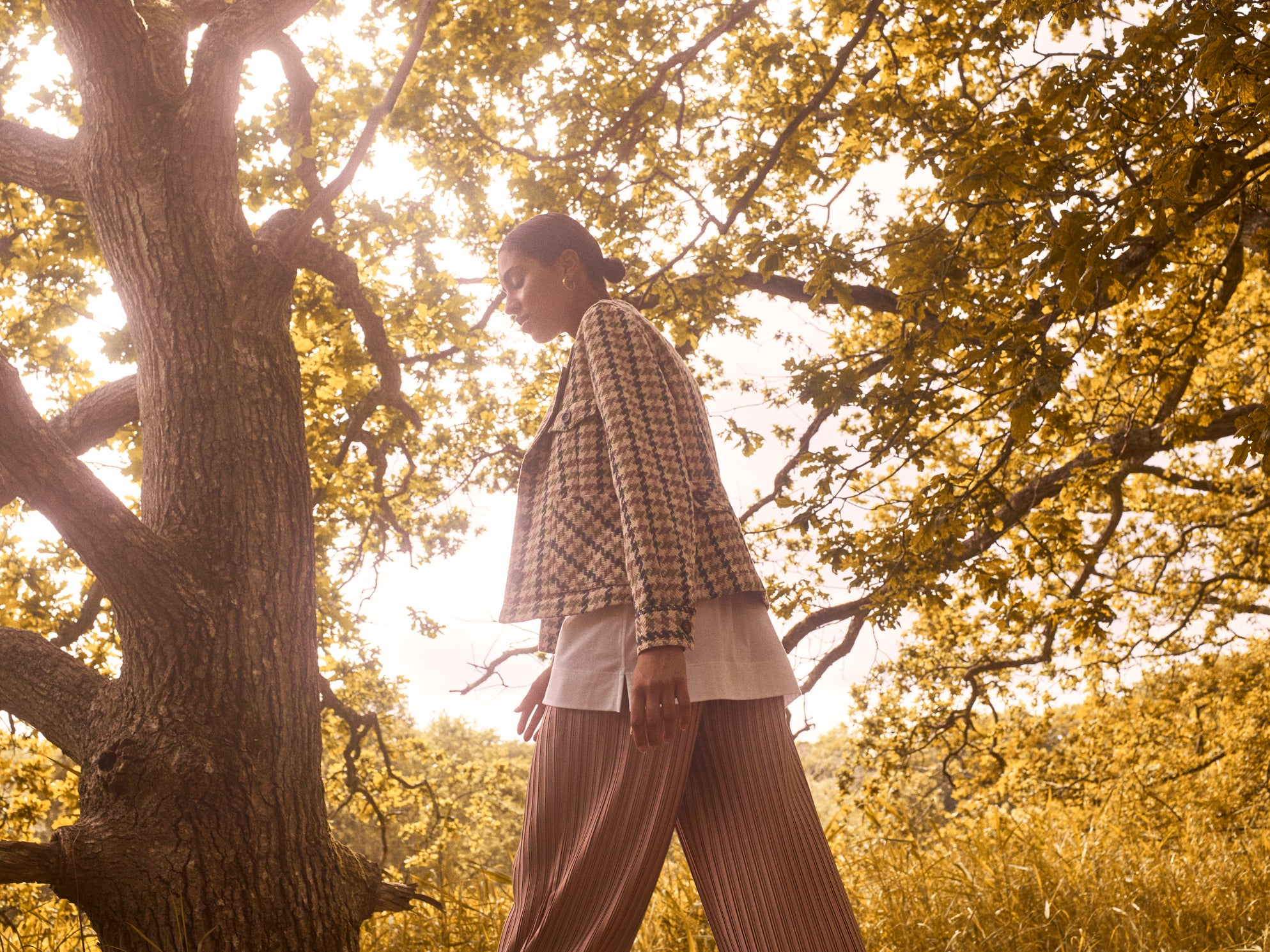 pleated pant in neutral based metallic beige gold. flare wide leg pant in flowing fabric, teamed with white tee and houndstooth jacket.