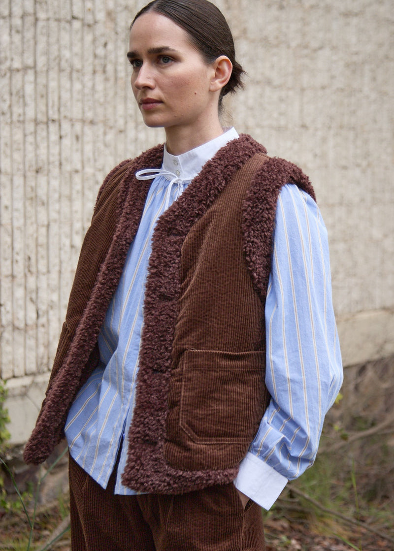 Yerse - Reversible Sherpa Cord Vest Chocolate