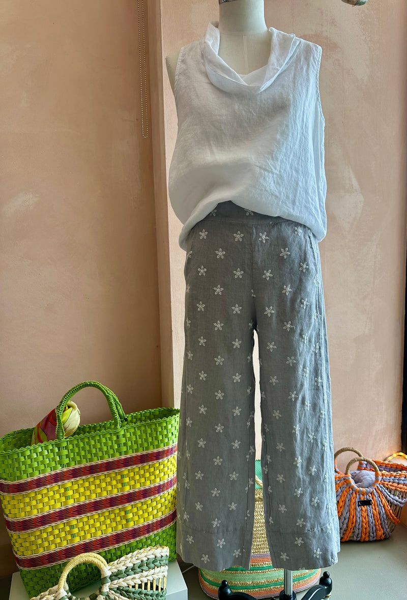 Blueberry Italia - Embroidered Daisy Straight Capri Ash
