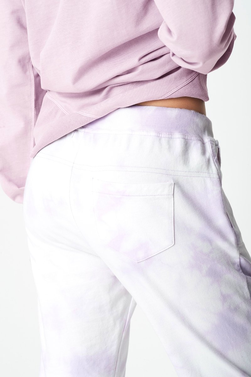 mavi tie dye cotton lounge pant in lilac and white back pockets