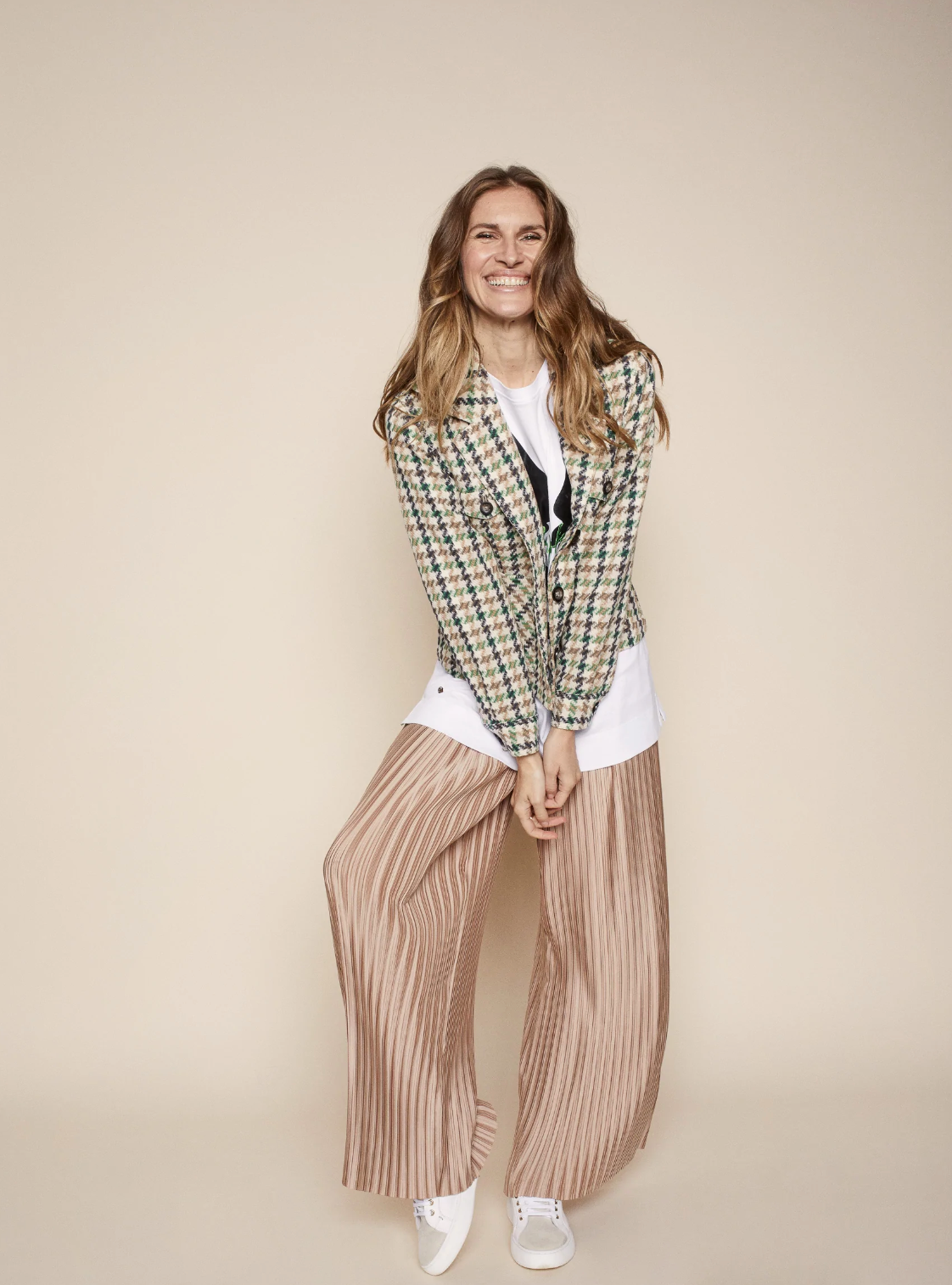 pleated pant in neutral based metallic beige gold. flare wide leg pant in flowing fabric, teamed with white tee and houndstooth jacket.