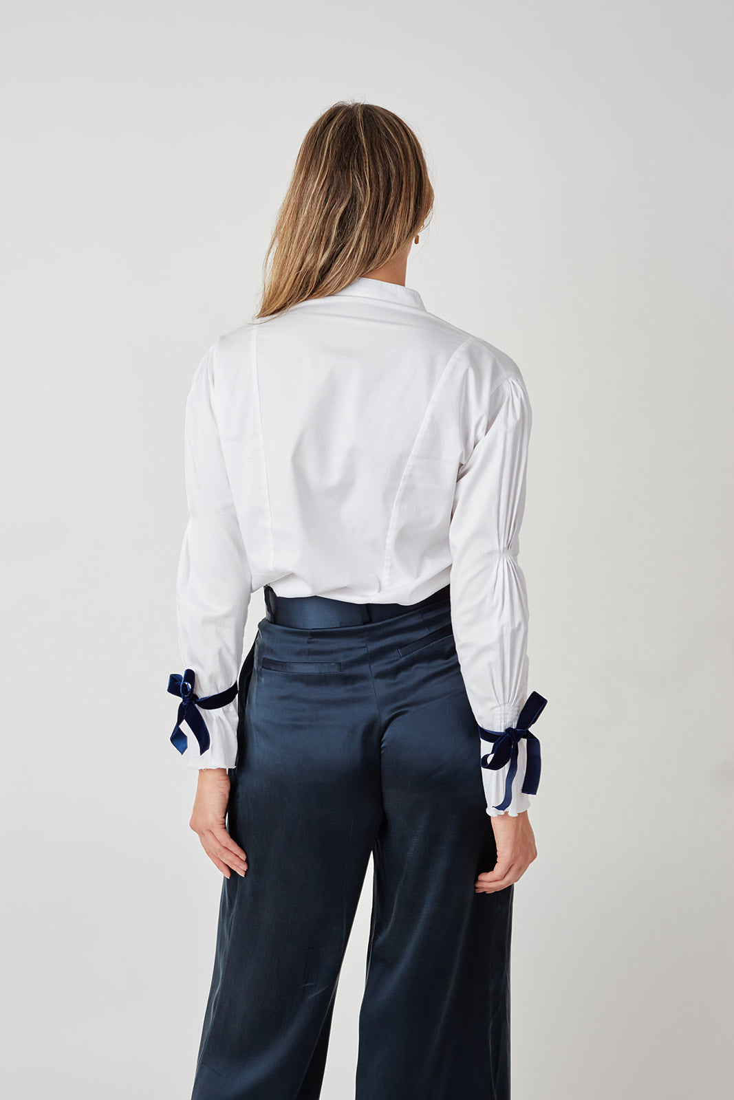 Hanna Edwards - Signature Pleated Sleeve Shirt With Velvet Ribbon Detail Winter White